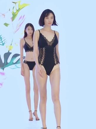���־�Ʒʱ����Ůģ��T̨����23